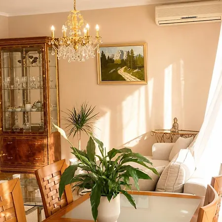 Apartment Besa House At The Square