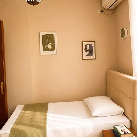 Besa House At The Square Apartment *